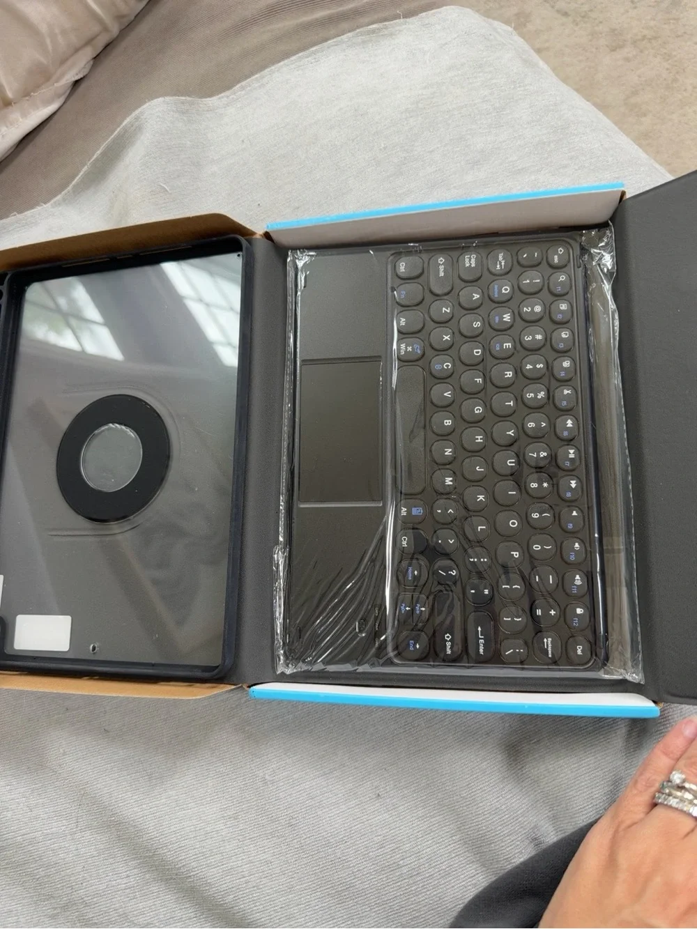 iPad 10.2” 7th/8th/9th Gen Backlit BT Keyboard Case w/ Touchpad & Rotating Stand